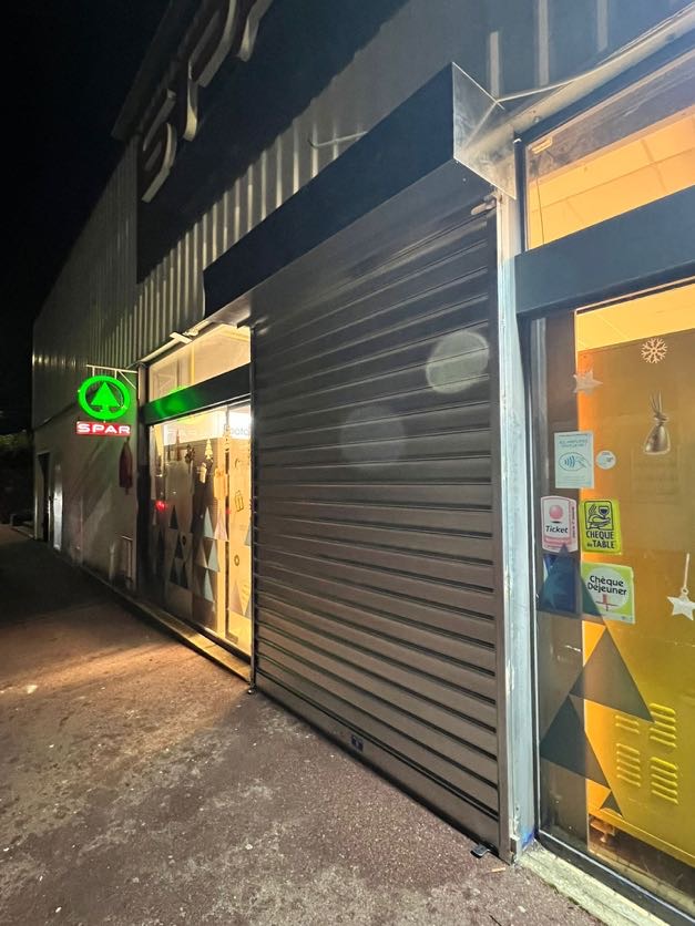 Rideau metallique pose devant un commerce