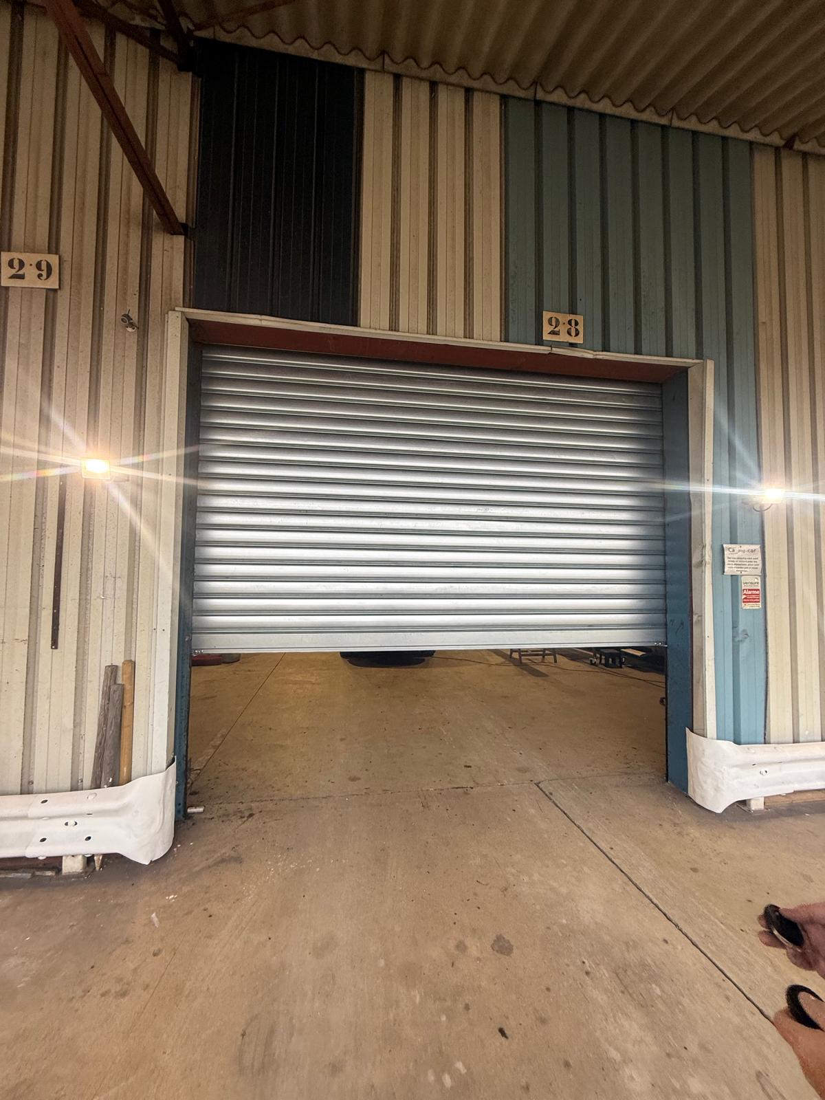 Rideau metallique en cours d'ouverture