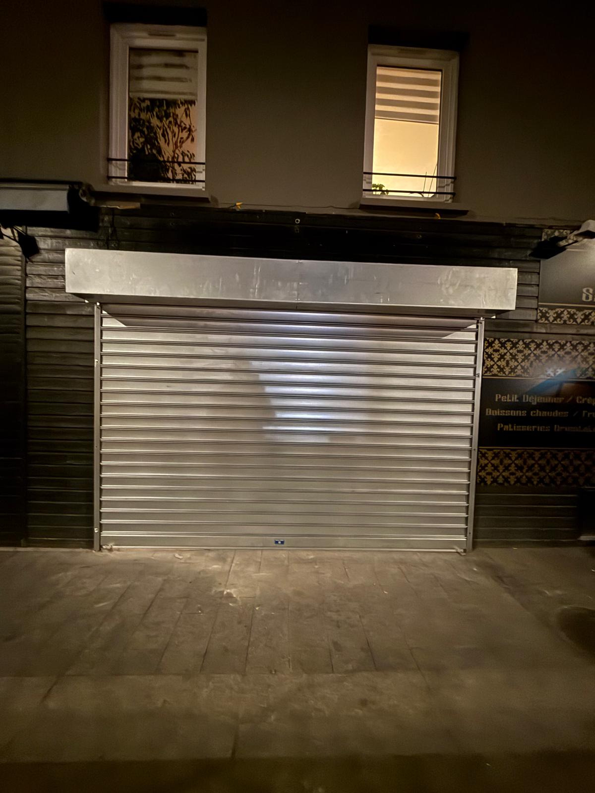 Rideau metallique installe sur une facade commerciale